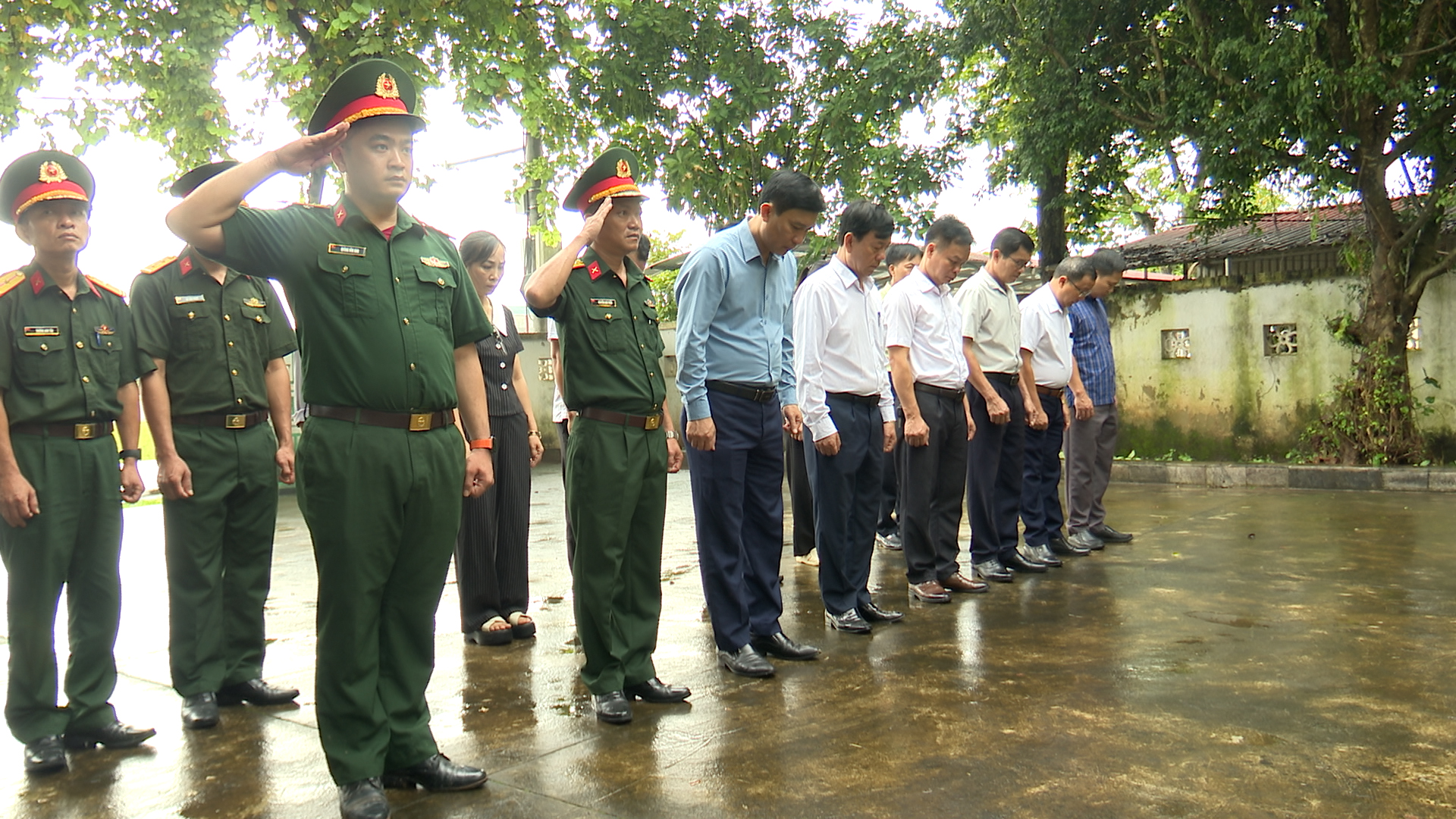 Xã Thanh Nưa viếng nghĩa trang Liệt sĩ Độc Lập, Tông Khao nhân dịp kỷ niệm 79 năm ngày thương binh liệt sĩ 