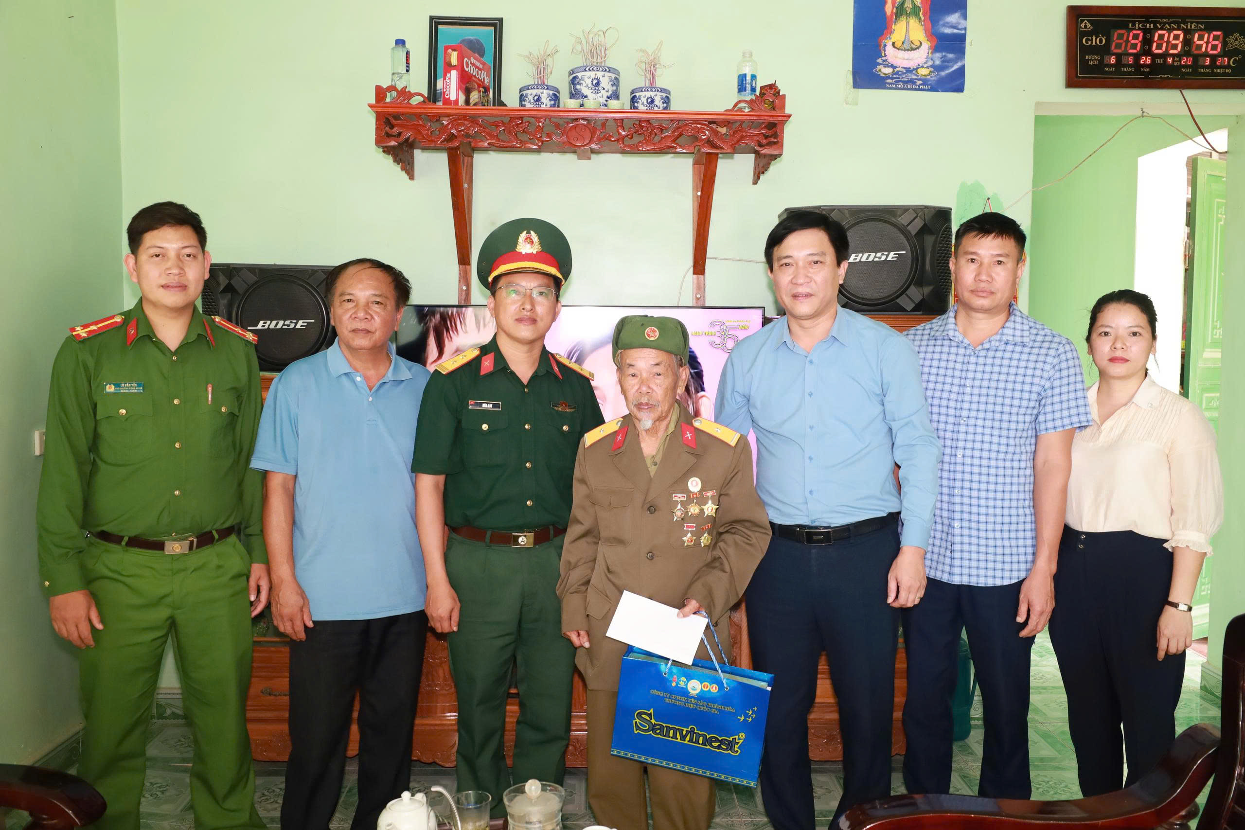 Lãnh đạo xã Thanh Nưa thăm, tặng quà cho thân nhân, Cựu chiến binh kháng chiến chống Pháp nhân dịp kỷ niệm 72 năm chiến thắng Điện Biên Phủ
