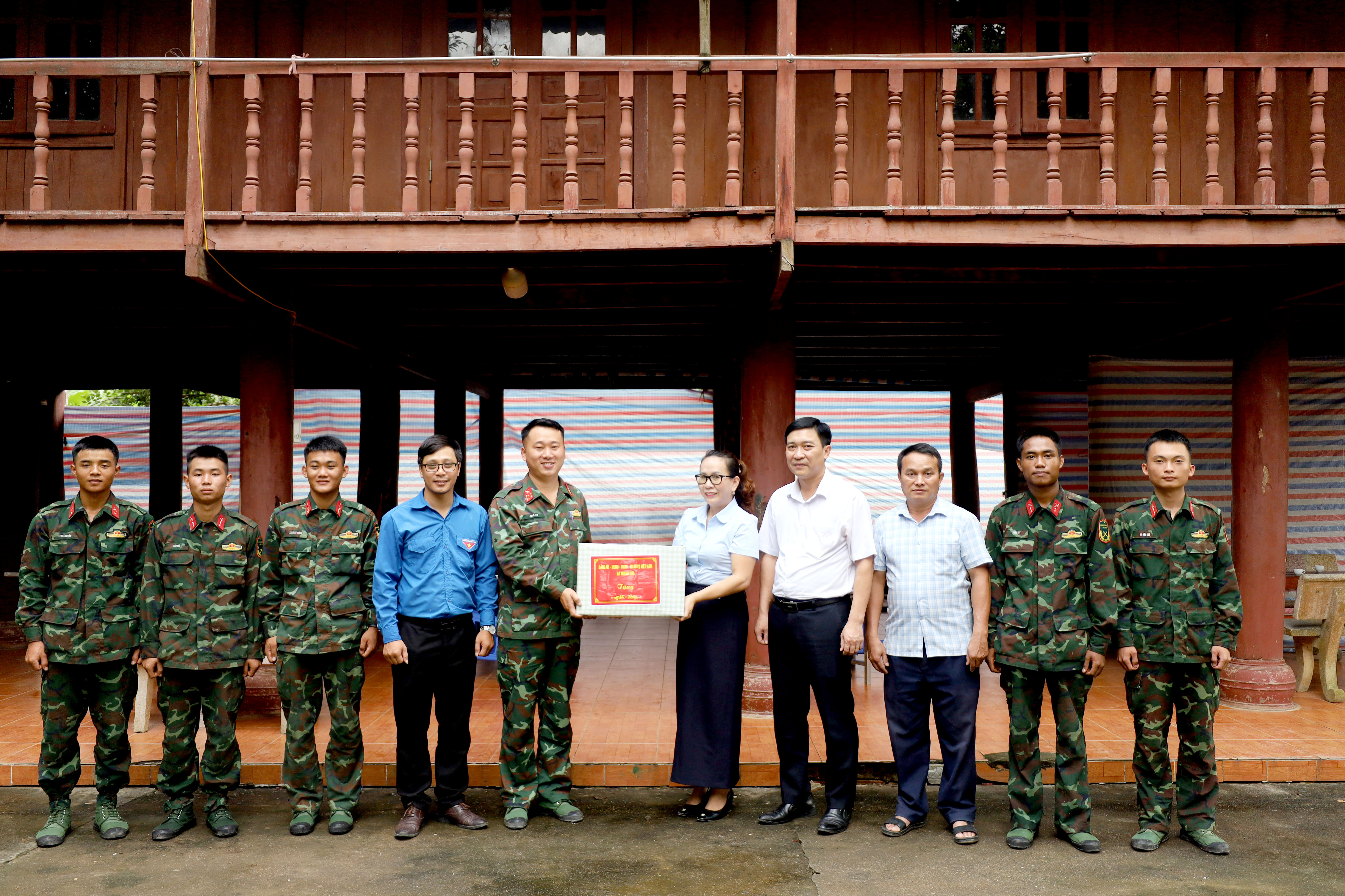 Lãnh đạo Đảng ủy HĐND - UBND - UBMTTQ Việt Nam xã Thanh Nưa thăm hỏi, động viên và trao quà cán bộ, chiến sĩ Tiểu đoàn 2, Trung đoàn 82 trước khi thực hiện nhiệm vụ hành quân dã ngoại làm công tác dân vận trên địa bàn xã