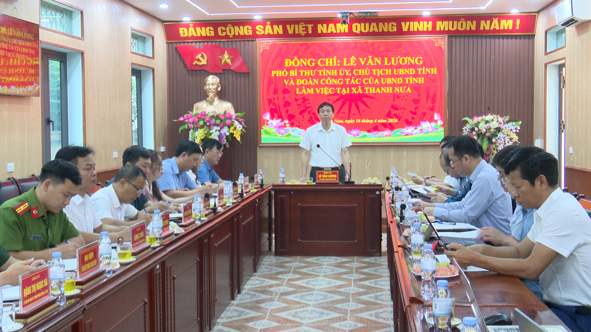 Đồng chí Lê Văn Lương Phó Bí thư tỉnh ủy Chủ tịch UBND tỉnh và Đoàn công tác của UBND tỉnh làm việc tại xã Thanh Nưa