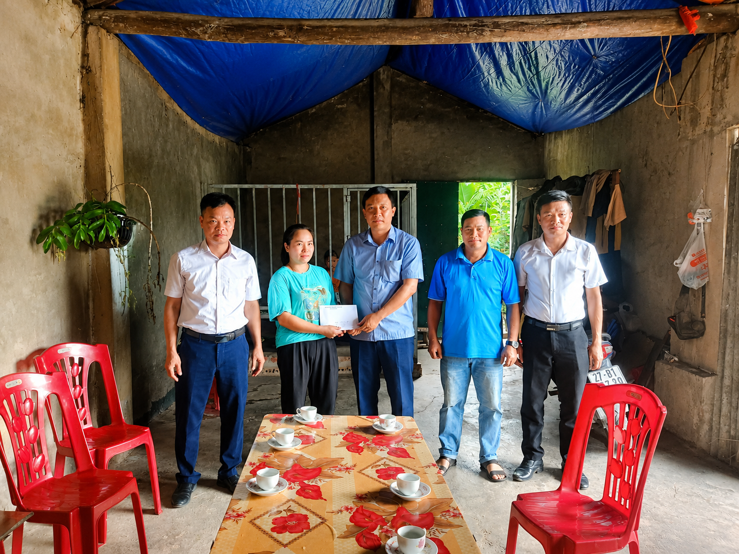 Lãnh đạo UBND xã Thanh Nưa tặng quà trẻ em khuyết tật nhân ngày Quốc tế thiếu nhi 1/6