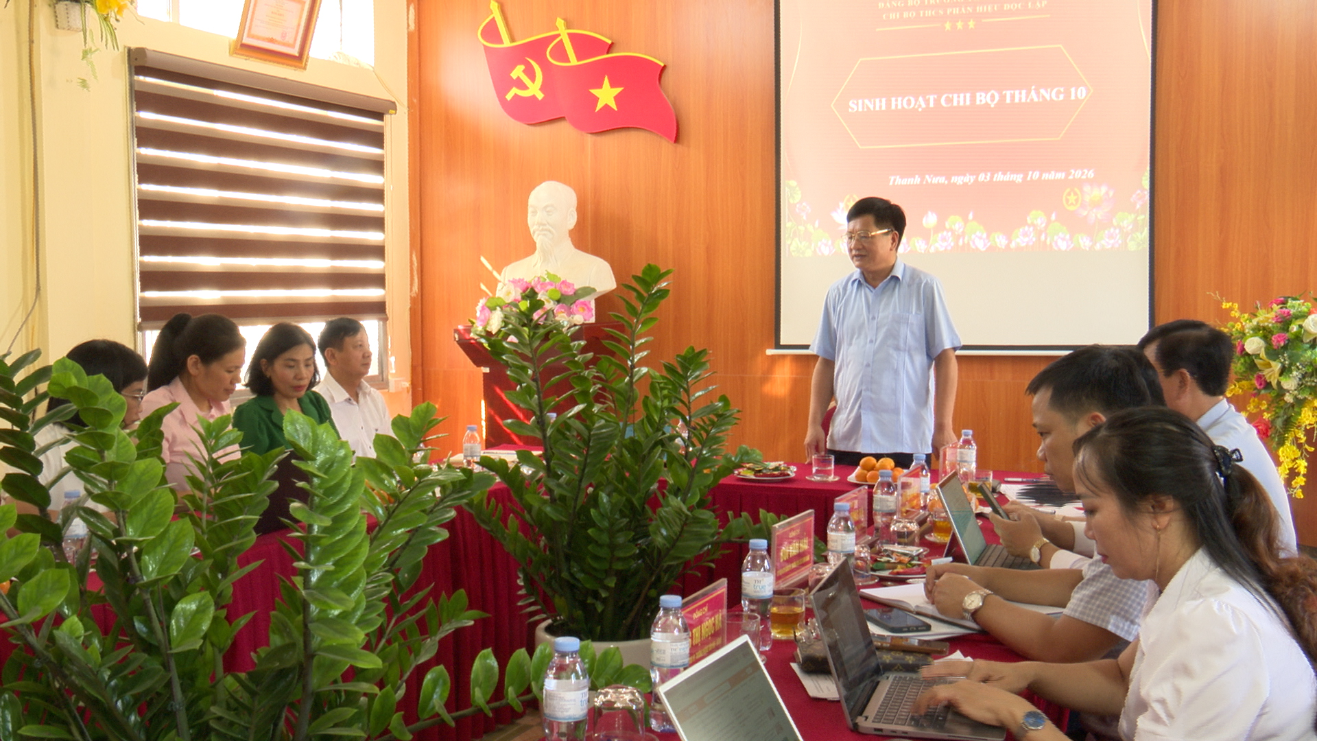 Phó Bí thư thường trực tỉnh ủy, Chủ tịch HĐND tỉnh Lê Thành Đô dự sinh hoạt tại Chi bộ thôn Độc Lập và Chi bộ phân hiệu Độc Lập (Đảng bộ xã Thanh Nưa)