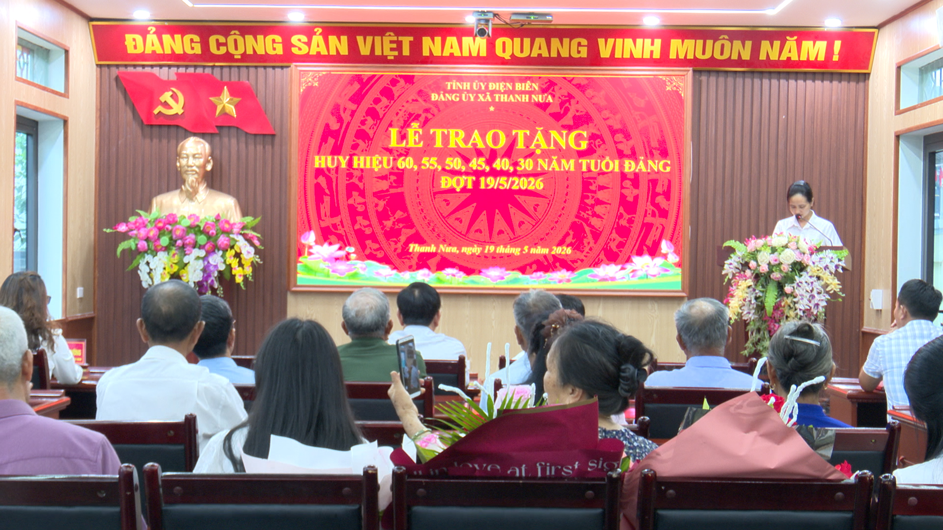 Đảng ủy xã Thanh Nưa trao huy hiệu Đảng cho các Đảng viên đợt 19/5