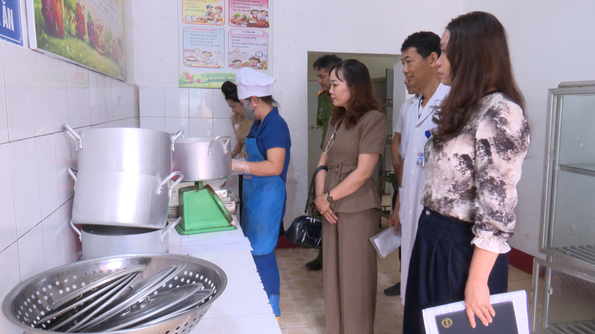 Đoàn kiểm tra an toàn thực phẩm xã Thanh Thanh Nưa kiểm tra công tác đảm bảo an toàn thực phẩm