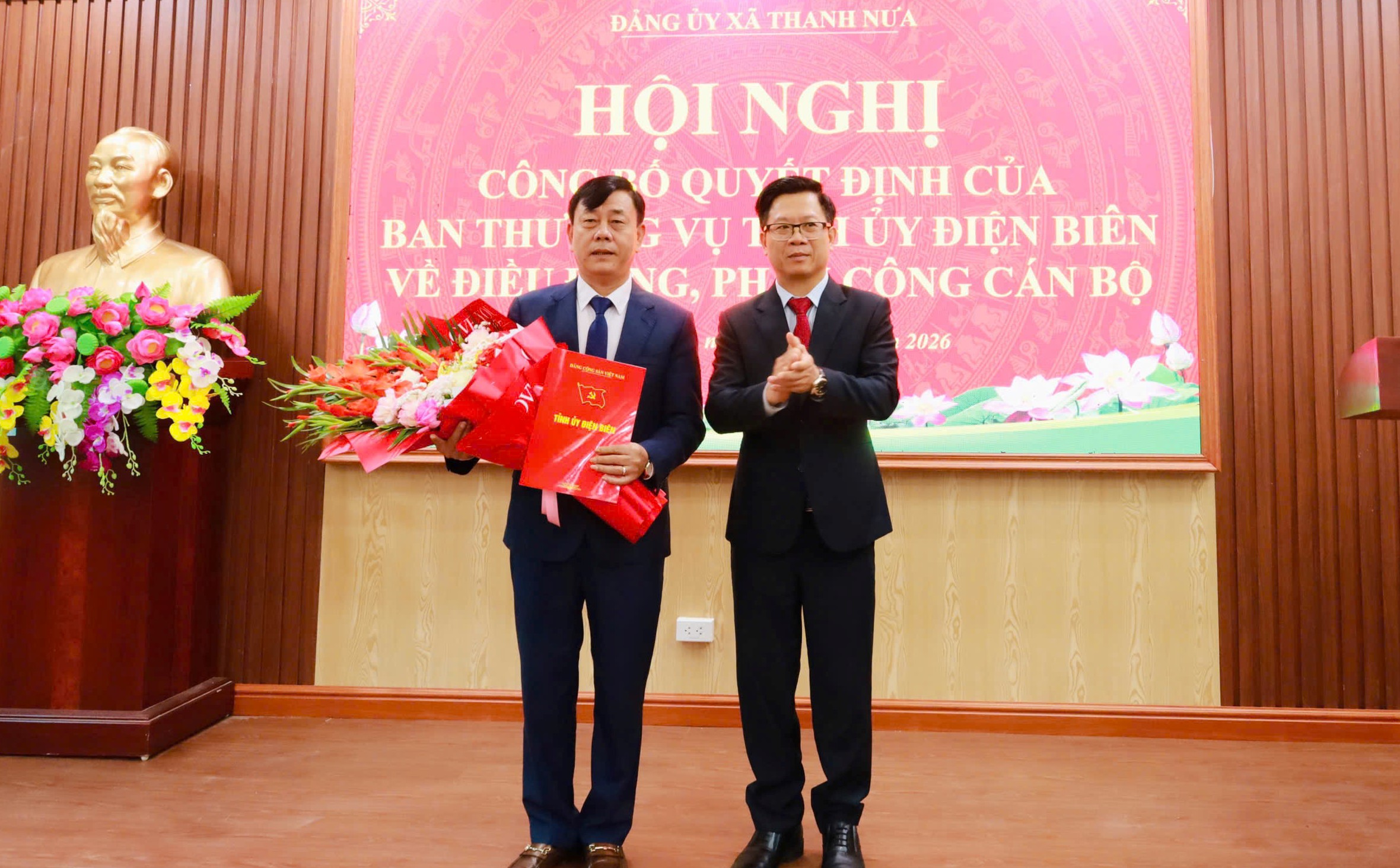 Trao quyết định điều động, bổ nhiệm cán bộ Đảng ủy xã Thanh Nưa