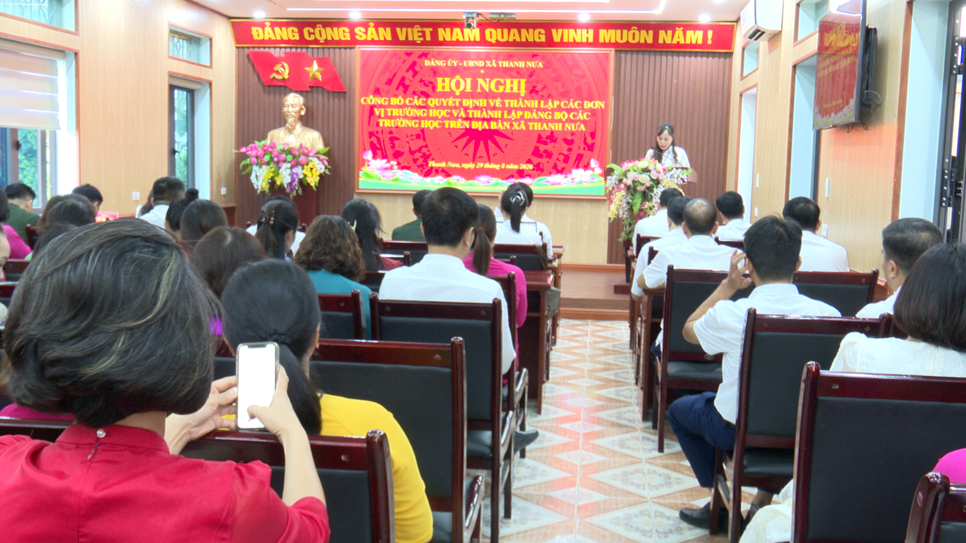 Xã Thanh Nưa công bố các quyết định tổ chức lại cơ sở giáo dục và công tác cán bộ