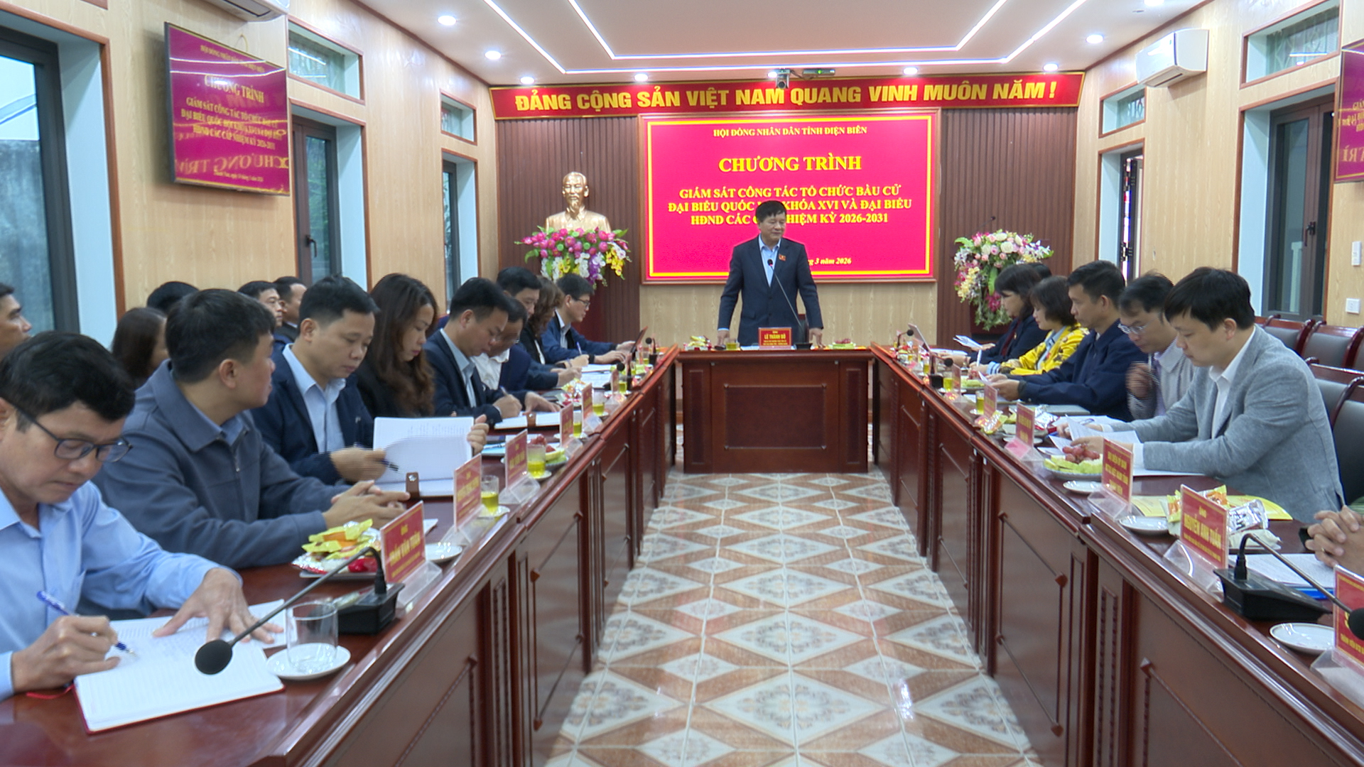Đồng chí Lê Thành Đô Chủ tịch Hội đồng nhân dân tỉnh kiểm tra công tác bầu cử tại xã Thanh Nưa