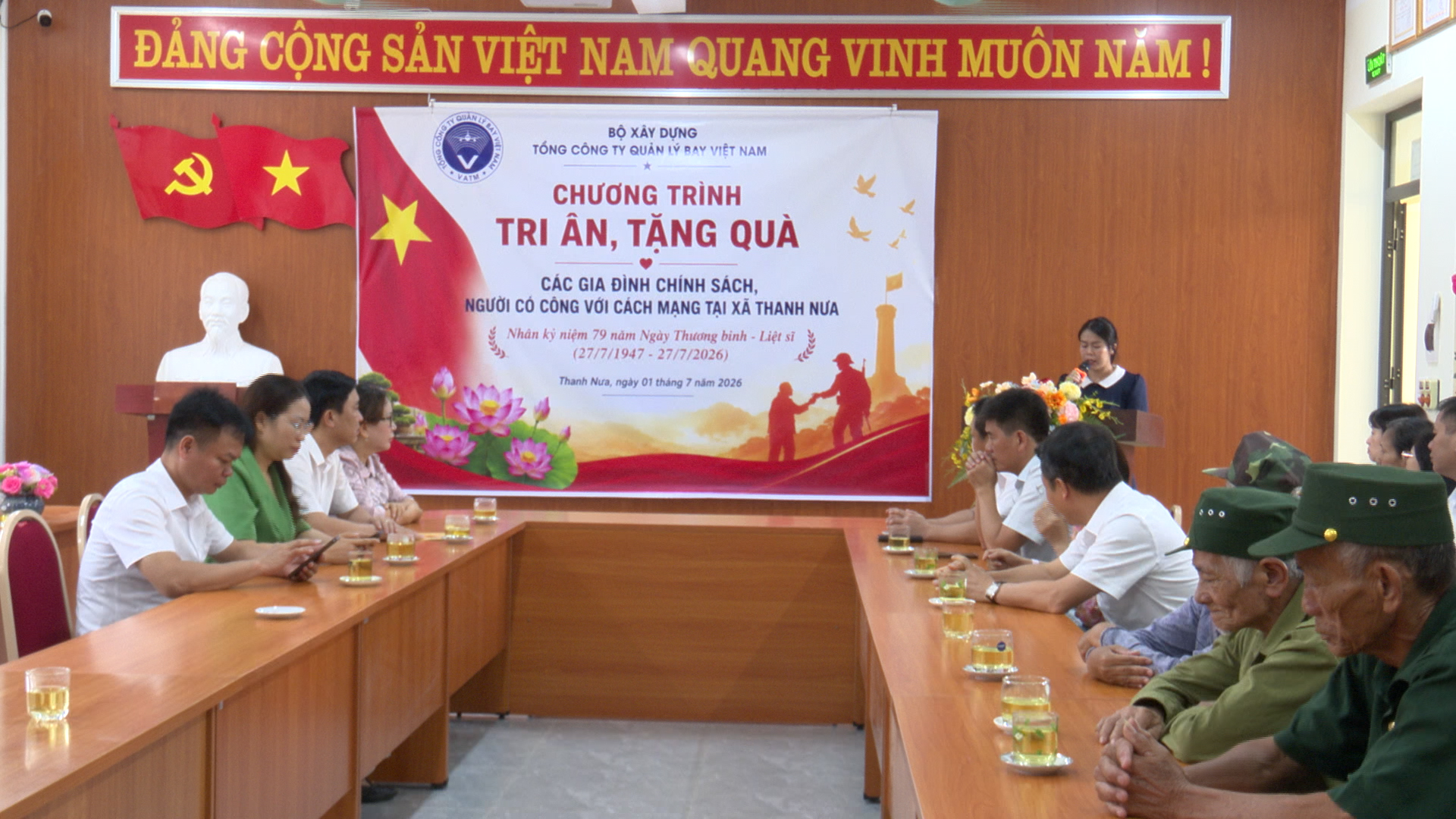 Tổng công ty quản lý sân bay Việt Nam tặng quà gia đình chính sách xã Thanh Nưa