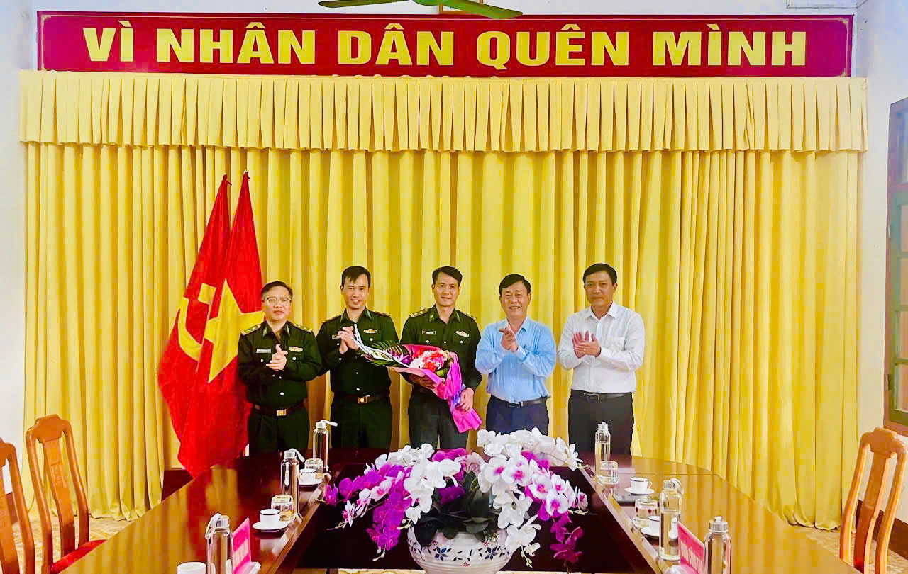 Lãnh đạo Đảng ủy NĐND - UBND xã Thanh Nưa đến thăm, chúc mừng và biểu dương cán bộ, chiến sĩ Đồn Biên phòng Thanh Luông sau khi đơn vị phối hợp với các lực lượng chức năng triệt phá thành công tụ điểm mua bán lẻ ma túy phức tạp trên địa bàn.