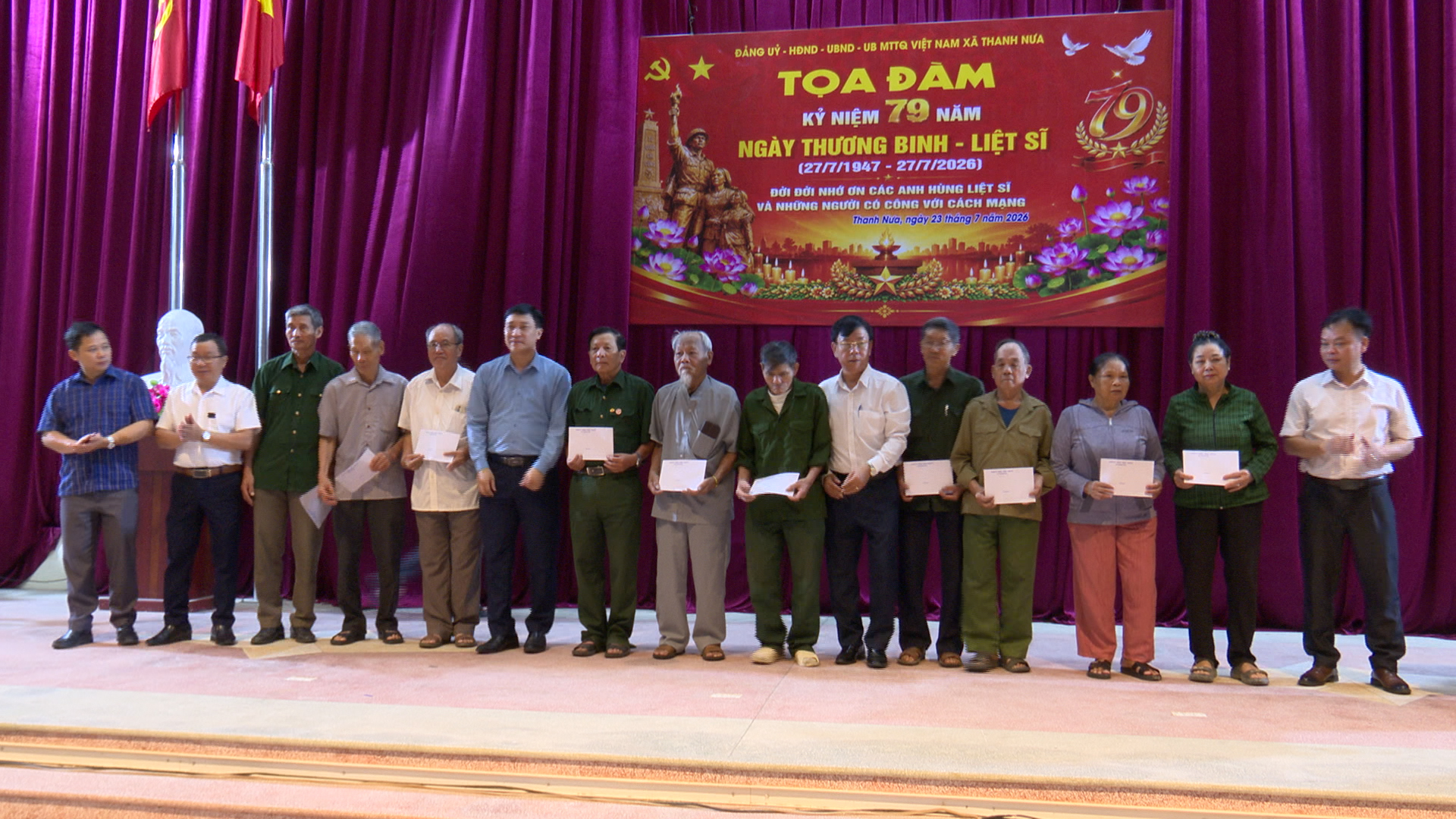 Xã Thanh Nưa gặp mặt, tọa dàm, tặng quà người có công với cách mạng