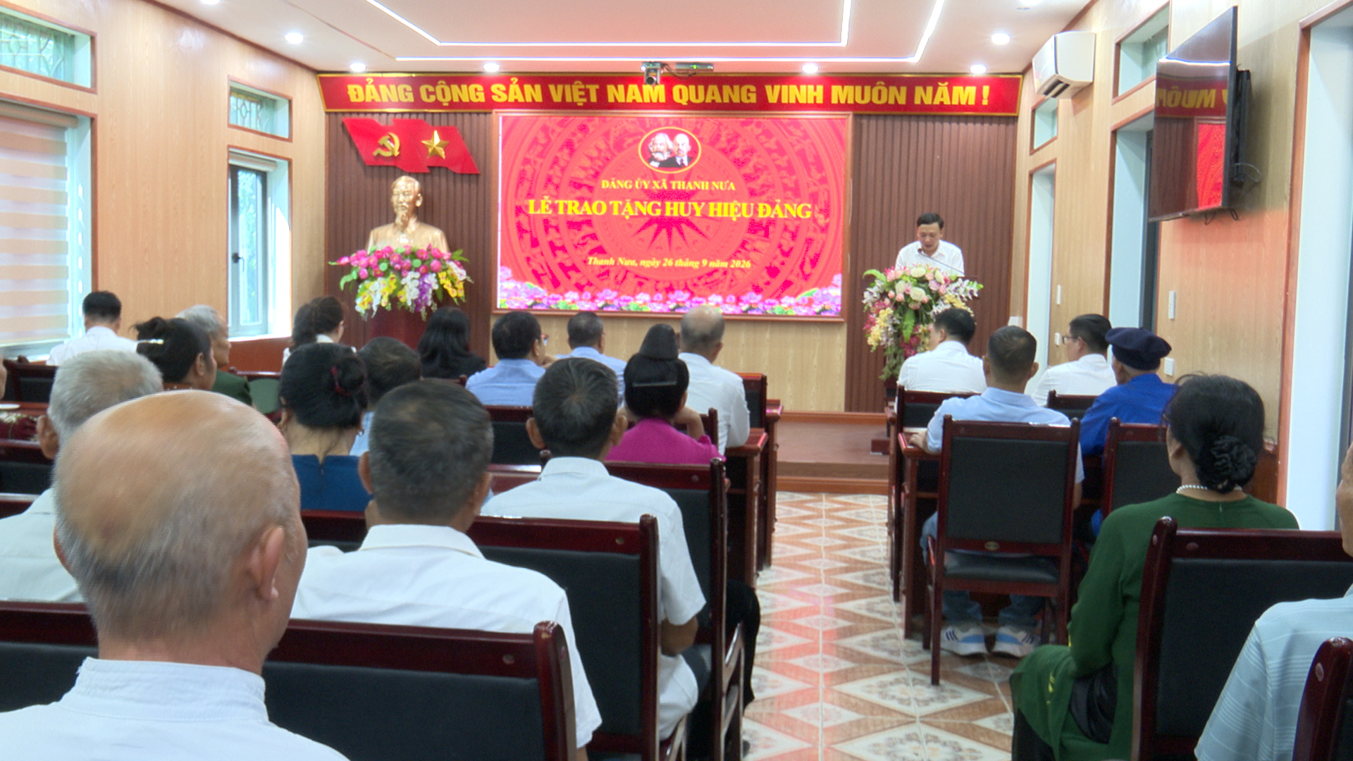 Đảng ủy xã Thanh Nưa trao huy hiệu Đảng cho các Đảng viên 65, 55, 50, 45, 35  và 30 tuổi Đảng