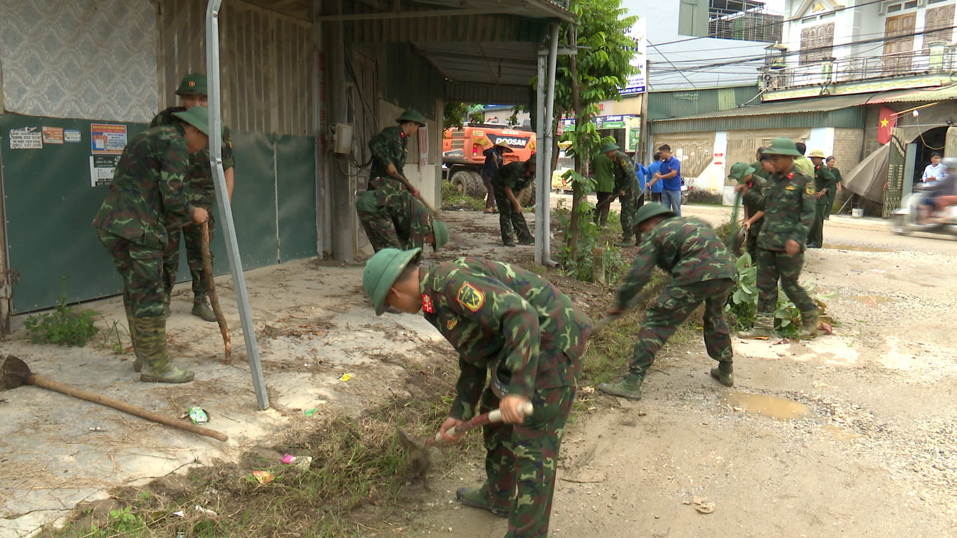Cán bộ, chiến sĩ tiểu đoàn 2, Trung đoàn 82 giúp nhân dân xã Thanh Nưa tu sửa đường giao thông nông thôn