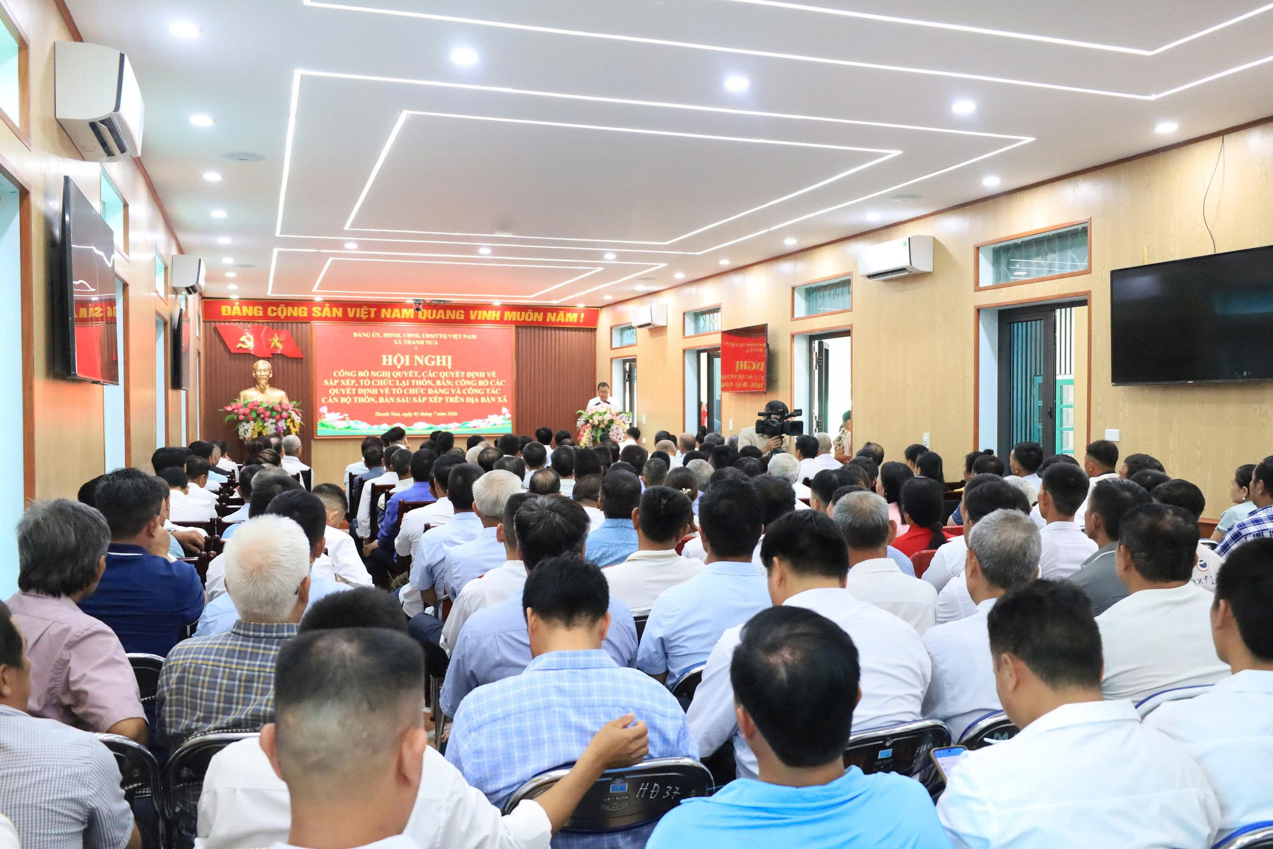 Xã Thanh Nưa tổ chức Hội nghị công bố các Nghị quyết, quyết định về sắp xếp, tổ chức lại thôn, bản