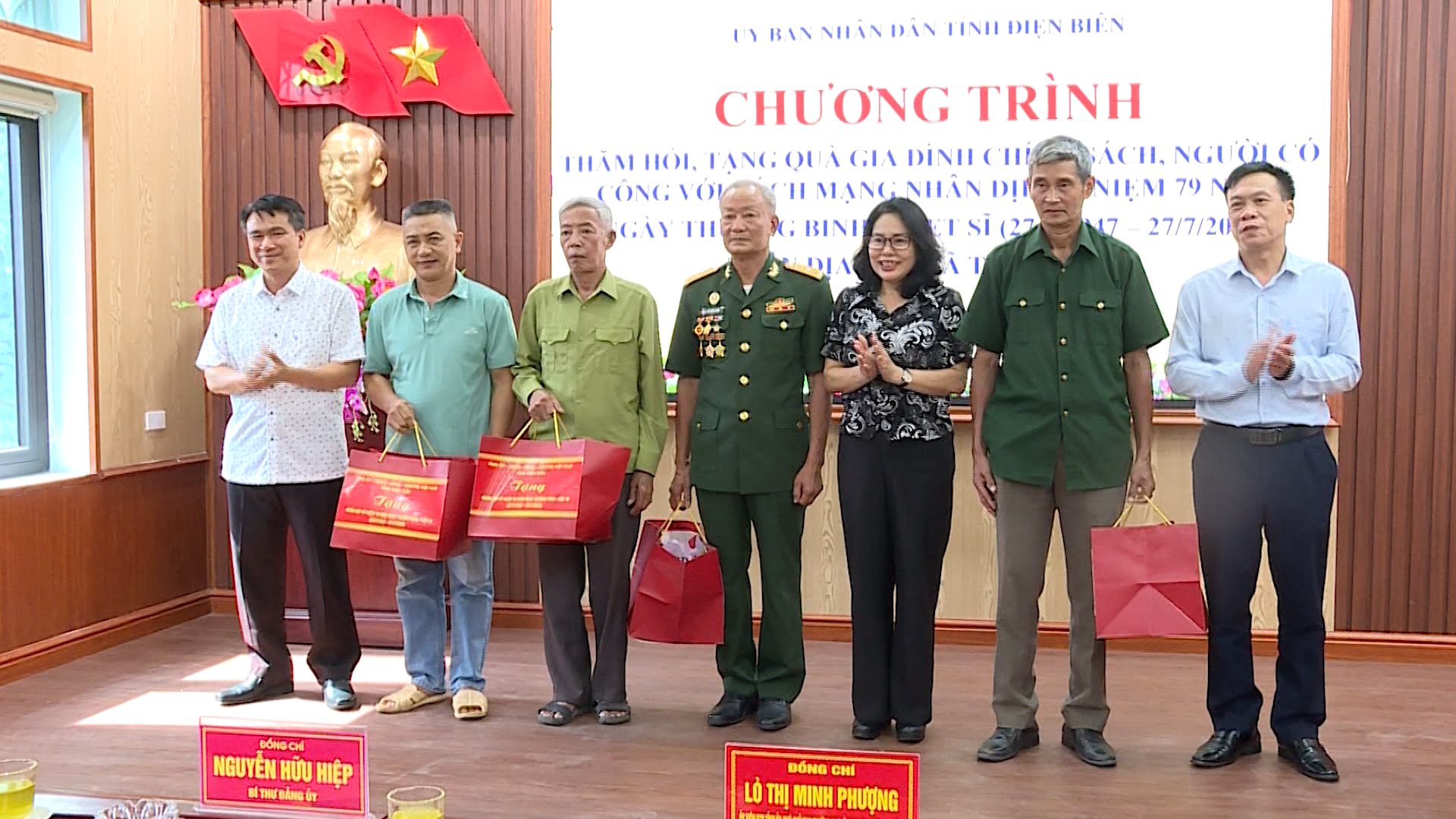 Đồng chí Lò Thị Minh Phượng tặng quà gia đình chính sách xã Thanh Nưa