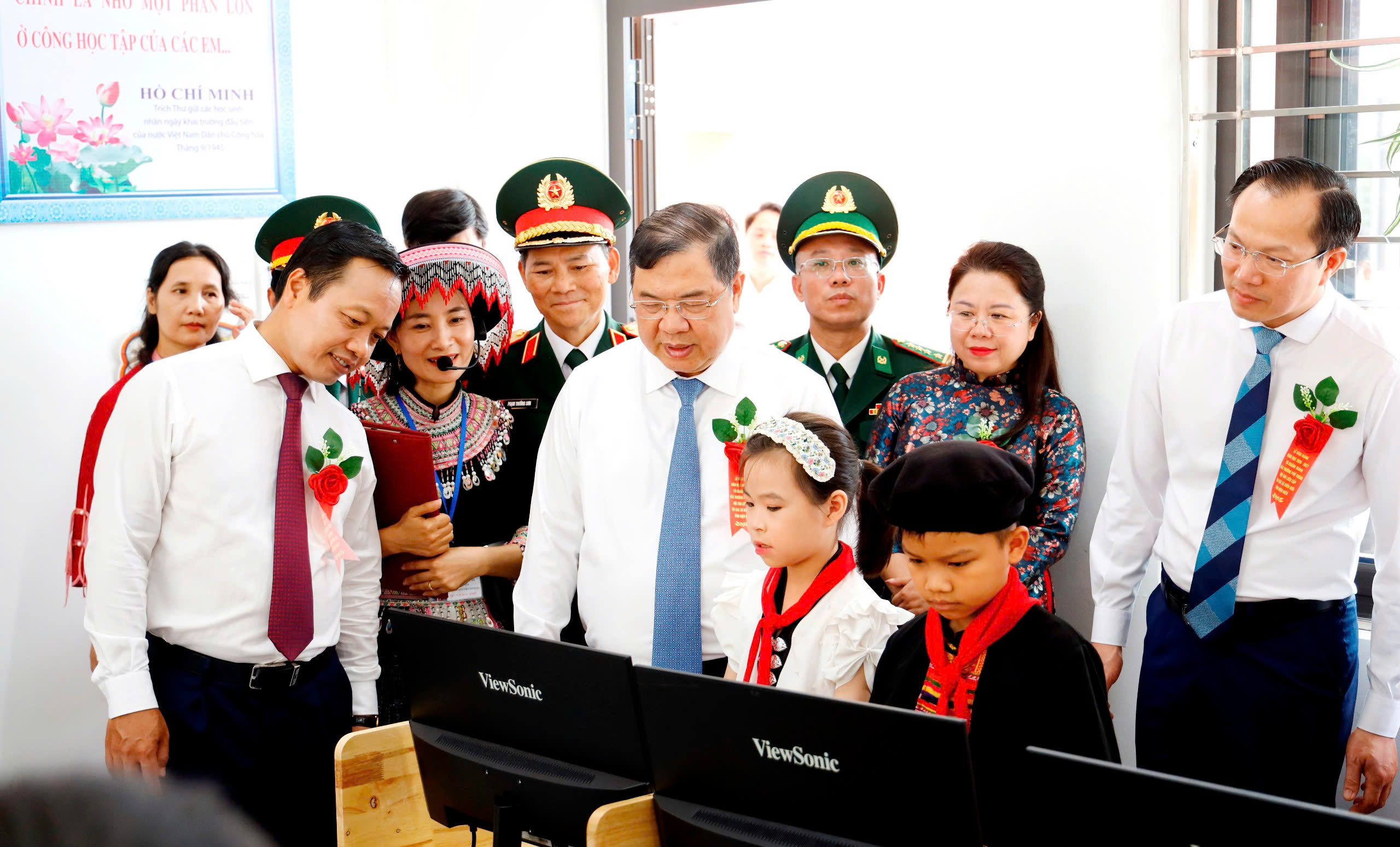 Phó Thủ tướng Thường trực Chính phủ Phạm Gia Túc dự lễ khai giảng năm học mới tại Trường Phổ thông Nội trú Tiểu học và THCS Thanh Nưa